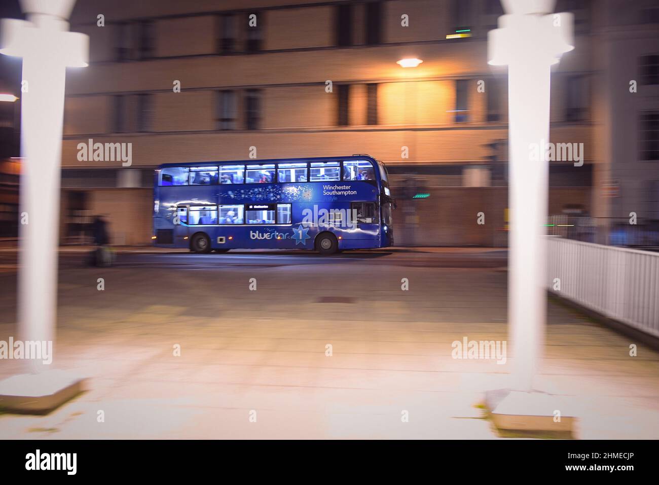 Un autobus a due piani bluestar che guida di notte con tecnica di panning a Southampton Regno Unito con passeggeri a bordo con spazio copia. Foto Stock