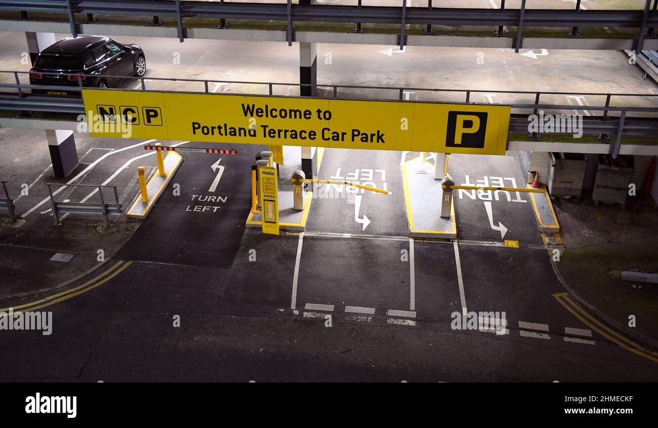 Ingresso al parcheggio NCP a Southampton, Regno Unito, chiamato Portland Terrace girato dall'alto mostrando ingressi e segnaletica di notte. Foto Stock