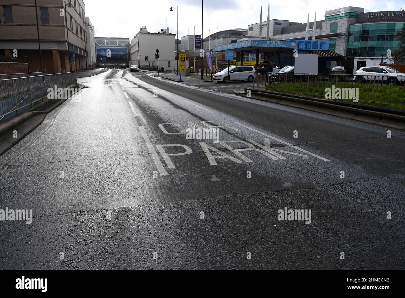 Segnale di corsia del parcheggio dell'NCP dipinto su strada girato dal punto di vista del conducente dal centro della strada. L'immagine è in Southampton Portland Terrace UK Foto Stock