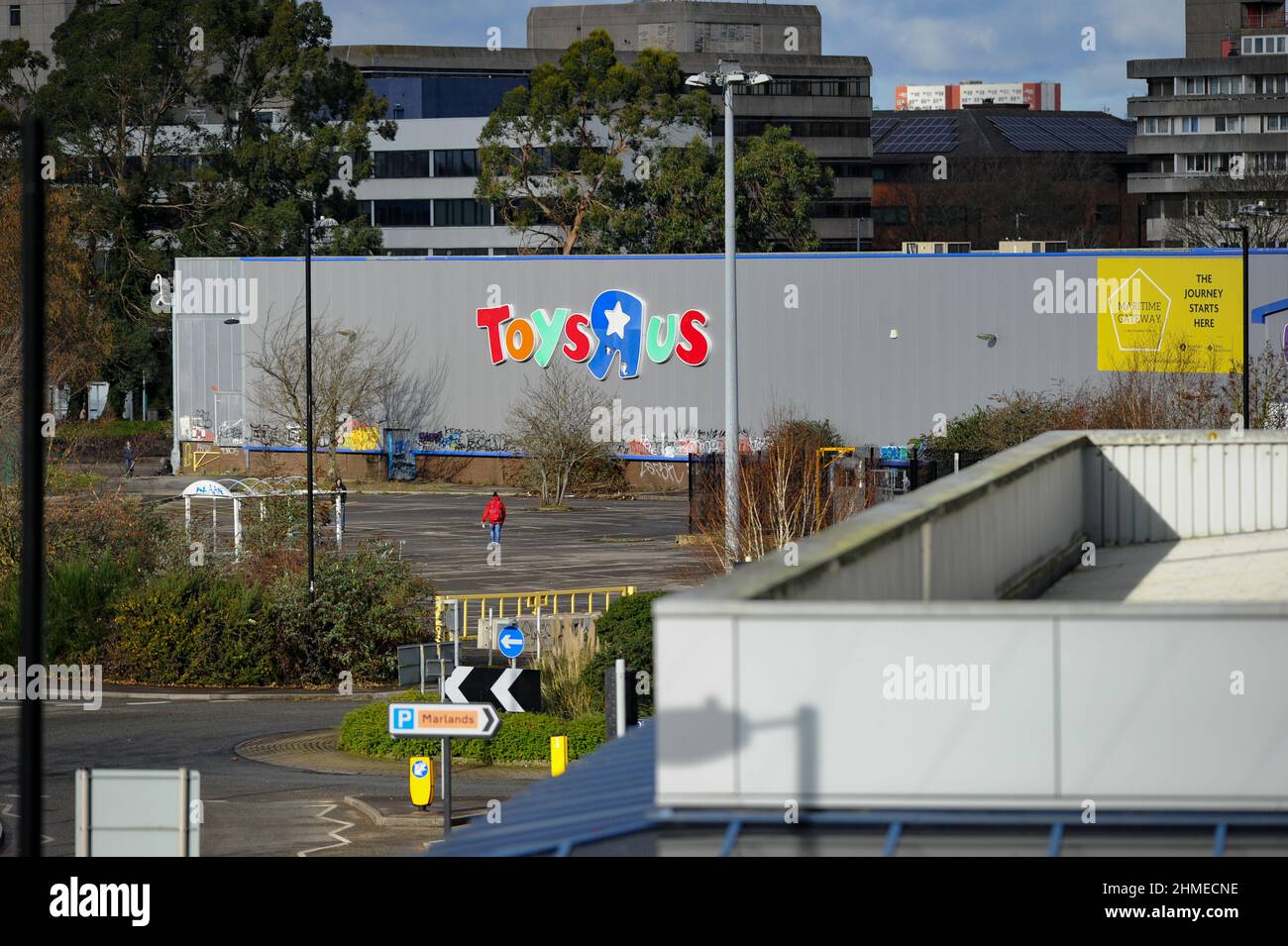 Una vista del negozio Toys R US che è stato venduto per fare il posto per un nuovo complesso residenziale e commerciale la porta marittima a Southampton Inghilterra. Foto Stock