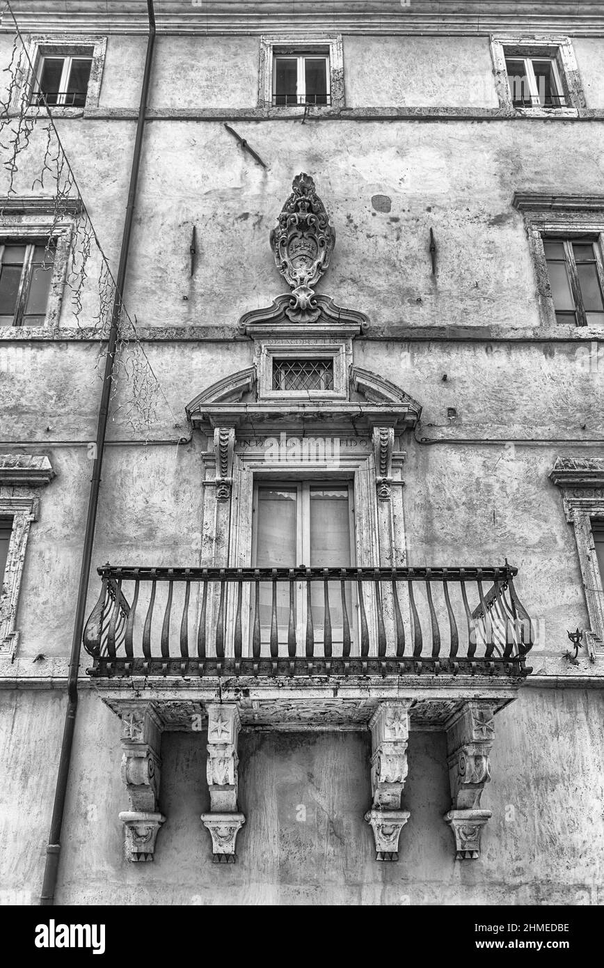 Edifici storici nel centro storico della città di Assisi, una delle più belle città medievali in Italia centrale Foto Stock