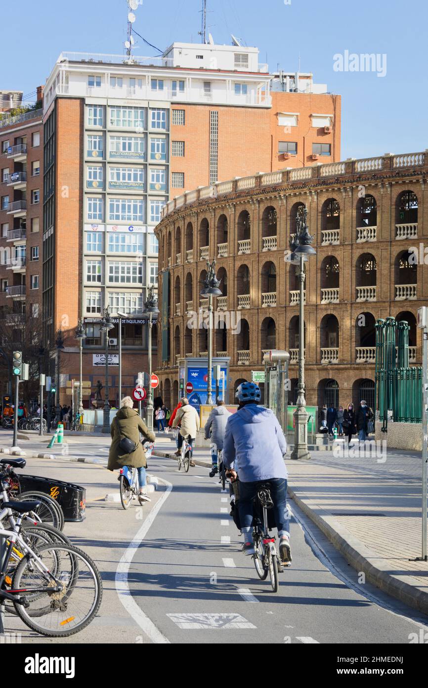 Febbraio, 2022. Valencia, Spagna. Piano generale della pista ciclabile vicino alla stazione Nord e all'arena di Valencia, lungo la quale molte persone ri Foto Stock Febbraio, 2022. Valencia, Spagna. Piano generale della pista ciclabile vicino alla stazione Nord e all'arena di Valencia, lungo la quale molte persone ri Foto Stock