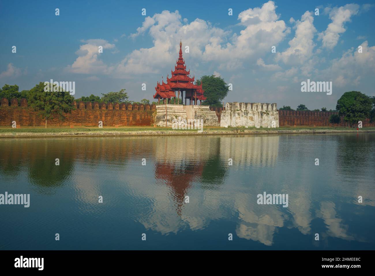 Vecchio bastione con un cancello. Installazioni difensive del vecchio Mandalay. Birmania Foto Stock