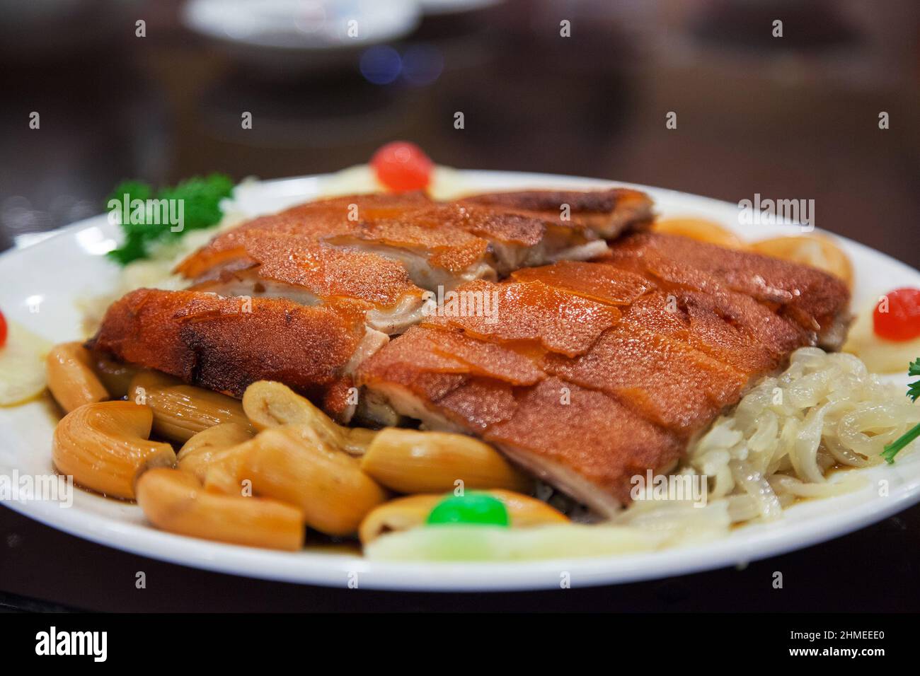 Piatto tradizionale di antipasti freddi tipicamente servito all'inizio di cene di nozze cinesi che consistono di suino arrosto, meduse e maiale Foto Stock