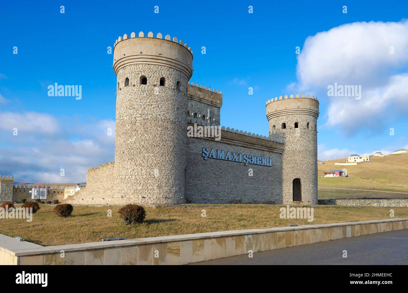 SHAMAKHI, AZERBAIGIAN - 01 GENNAIO 2018: L'antica fortezza ricostruita della città di Shamakhi, mattina di sole. Azerbaigian Foto Stock