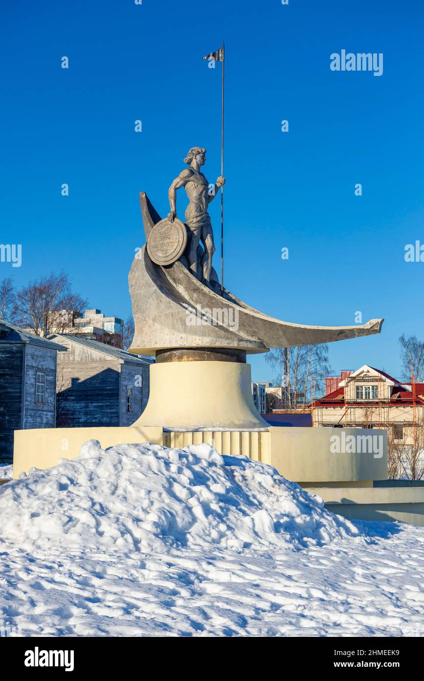 PETROZAVODSK, RUSSIA - 18 FEBBRAIO 2019: La scultura 'Onego' (la nascita di Petrozavodsk), installato in onore del 300th anniversario della città. Foto Stock