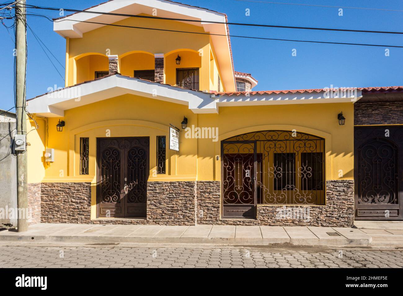 I dentisti ben spenti costruirono una clinica con il loro spazio abitativo dietro e sopra la clinica a Jinotega, in Nicaragua Foto Stock