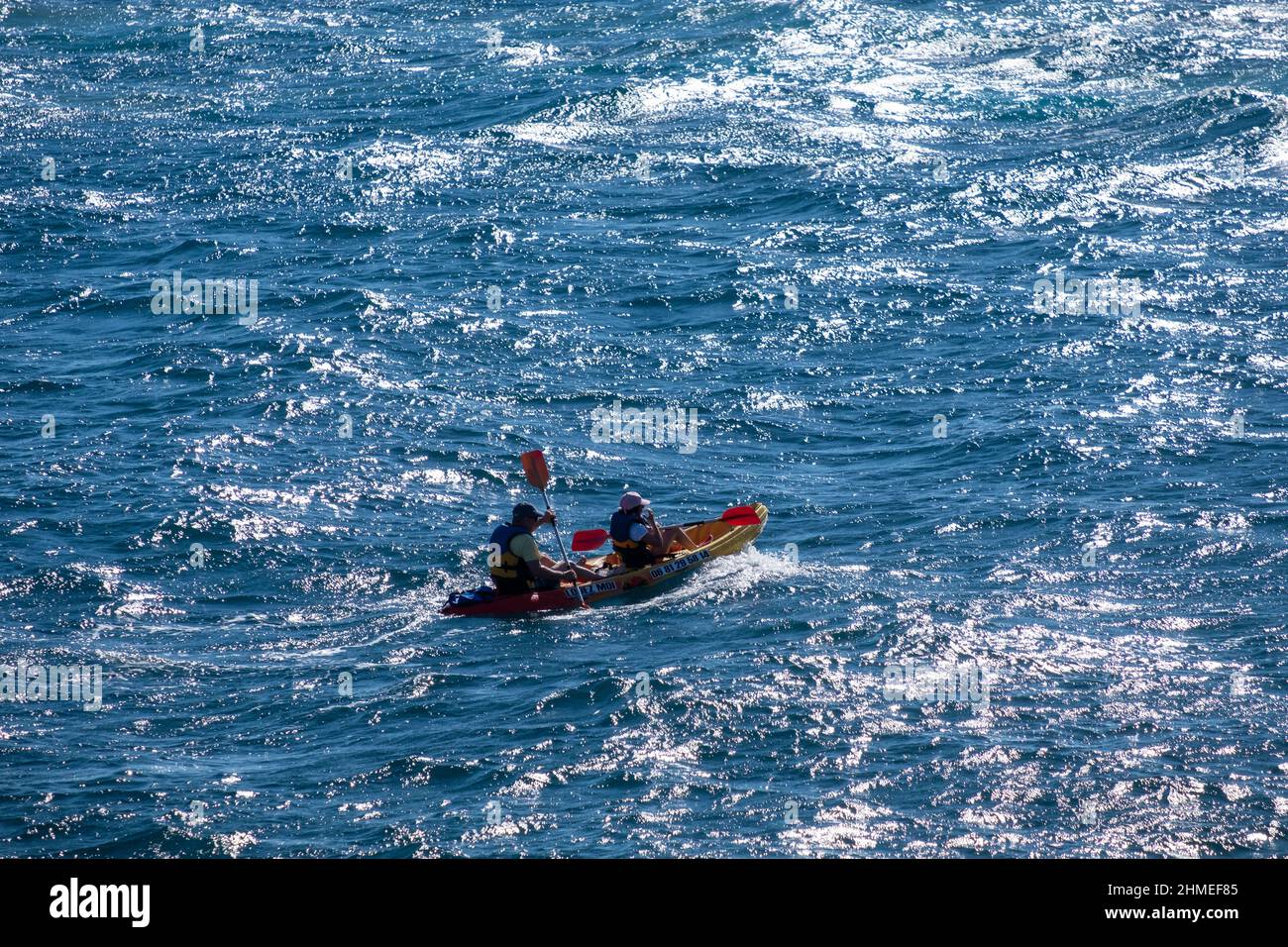 Canoo Paddeling sul mare forte vento balad Foto Stock