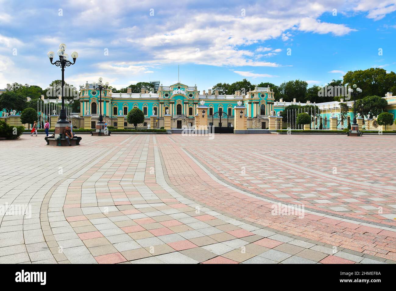 Kiev, Ucraina - 13 luglio 2019: Bella vista del Palazzo Mariinskyi nel Parco Mariinskyi Foto Stock