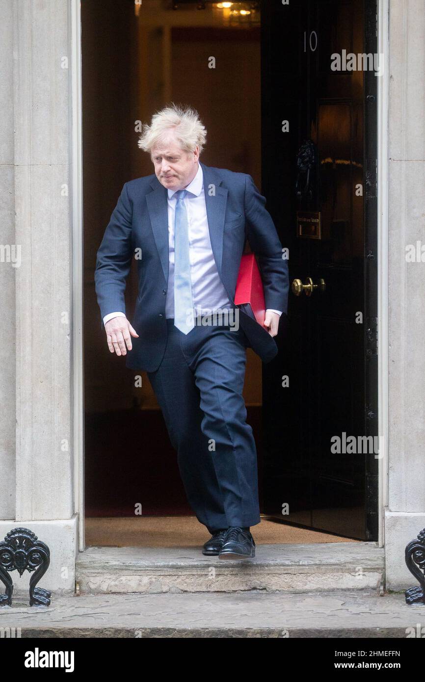 LONDRA, UK FEB 9TH . Il primo ministro Boris Johnson lascia il numero 10 Downing Street per le PMQ mercoledì 9th febbraio 2022. (Credit: Lucy North | MI News) Credit: MI News & Sport /Alamy Live News Foto Stock