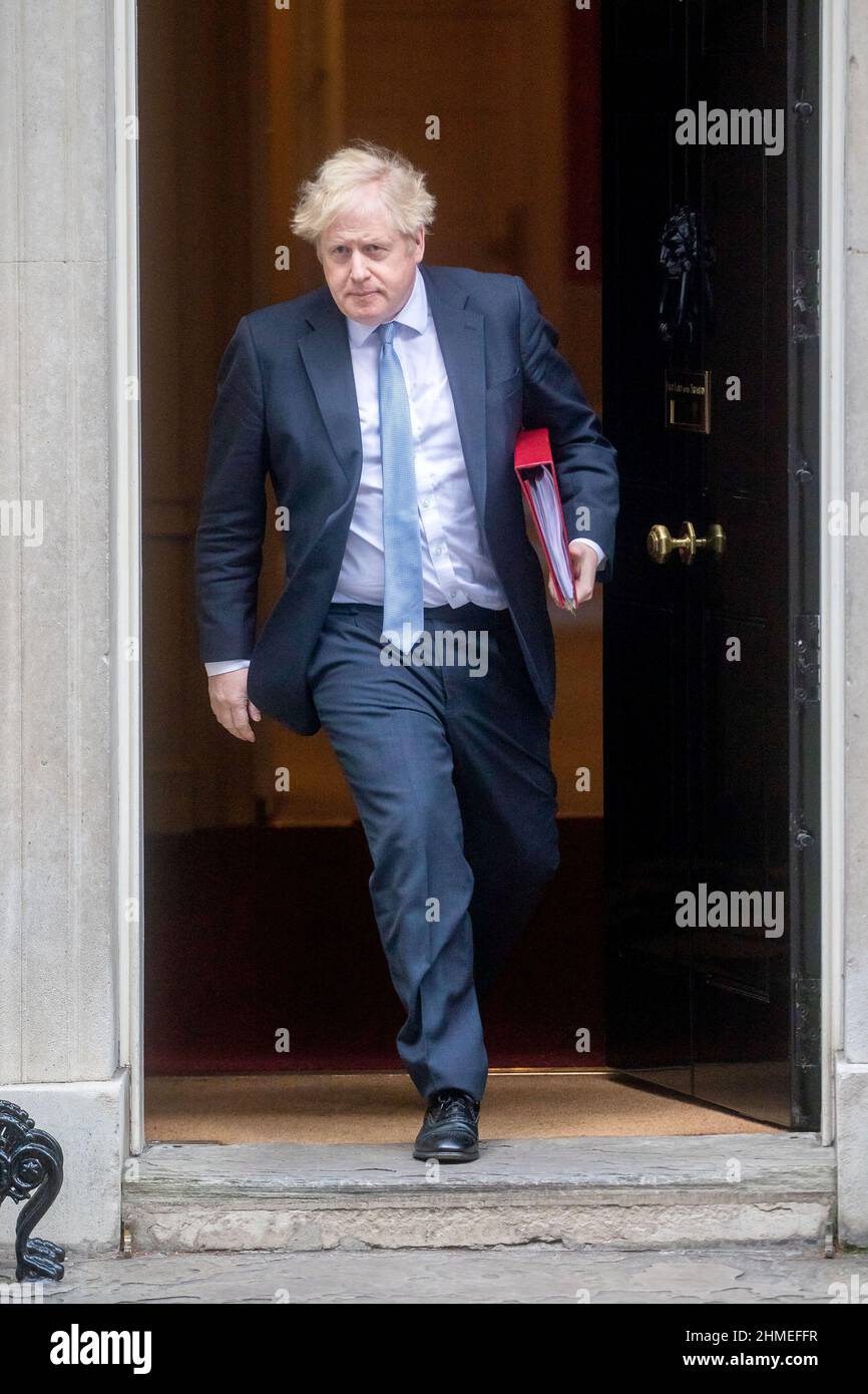 LONDRA, UK FEB 9TH . Il primo ministro Boris Johnson lascia il numero 10 Downing Street per le PMQ mercoledì 9th febbraio 2022. (Credit: Lucy North | MI News) Credit: MI News & Sport /Alamy Live News Foto Stock