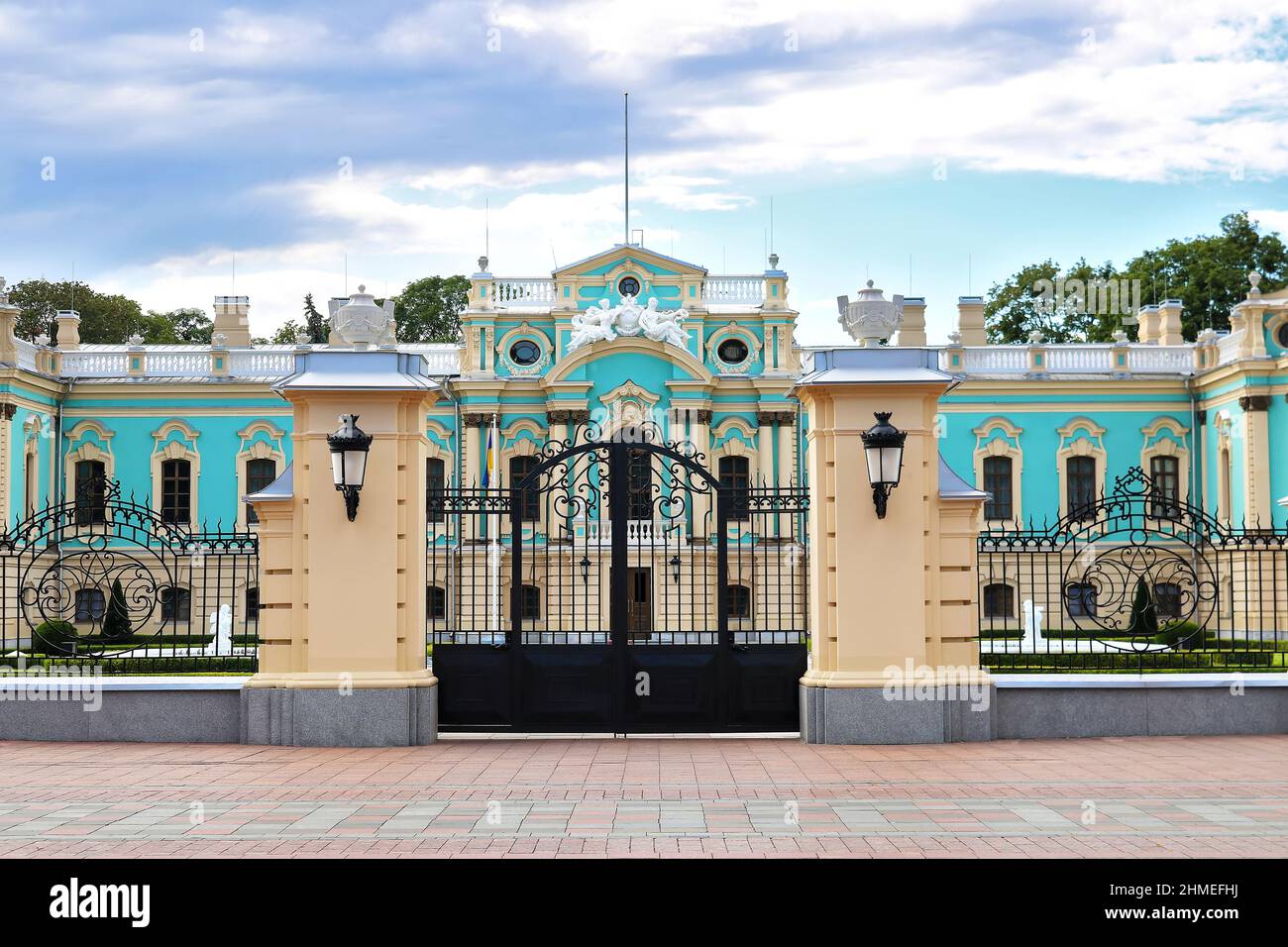 Bella vista del Palazzo Mariinskyi nel Parco Mariinskyi, Kiev, Ucraina Foto Stock