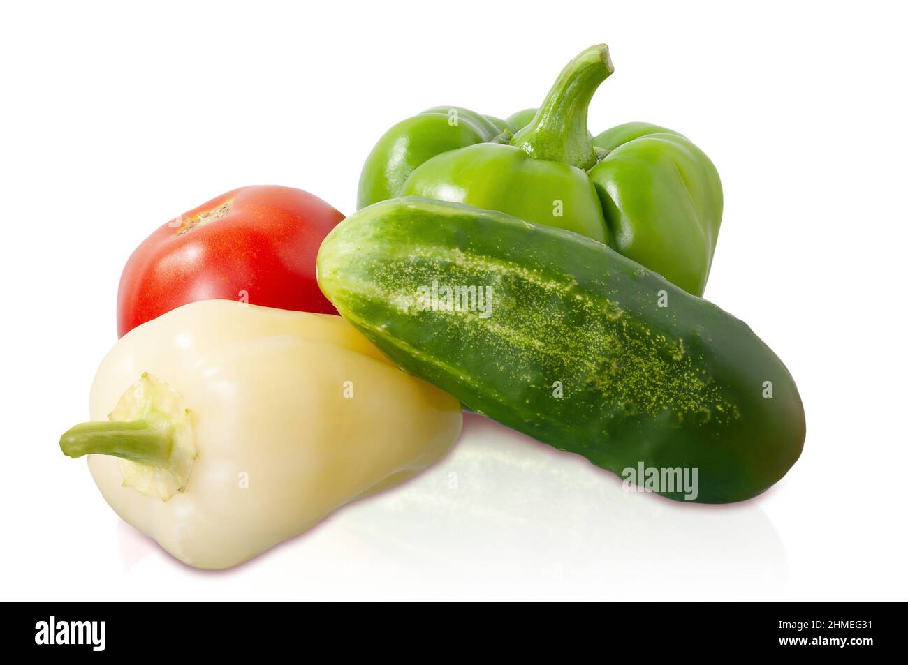 peperoni dolci gialli e verdi, pomodori e cetrioli isolati su sfondo bianco Foto Stock
