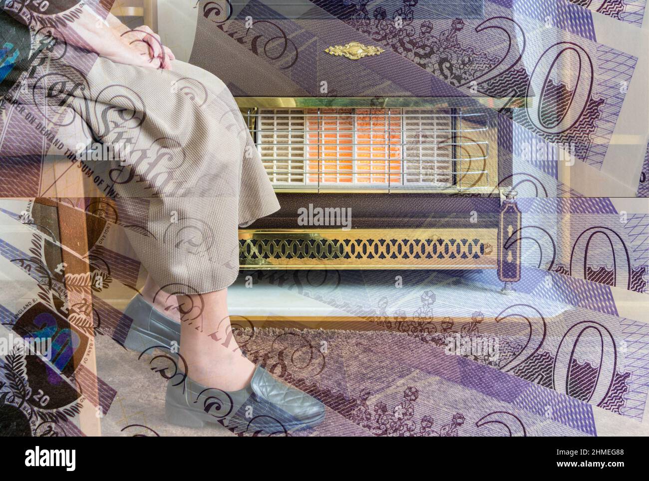 Donna di novanta anni seduta accanto al fuoco di vetro. Le banconote da venti sterline sono sopravolte: Aumento dei prezzi dell'energia, del gas, dell'elettricità, della bolletta delle famiglie... concetto. Foto Stock