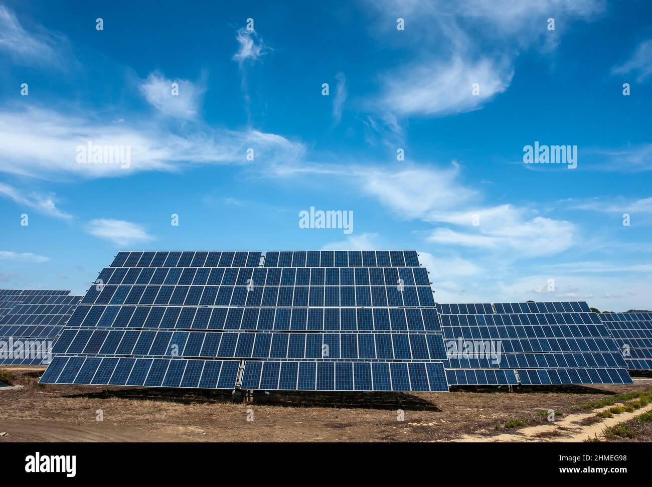 Installazione di pannelli fotovoltaici per la produzione di energia elettrica Foto Stock