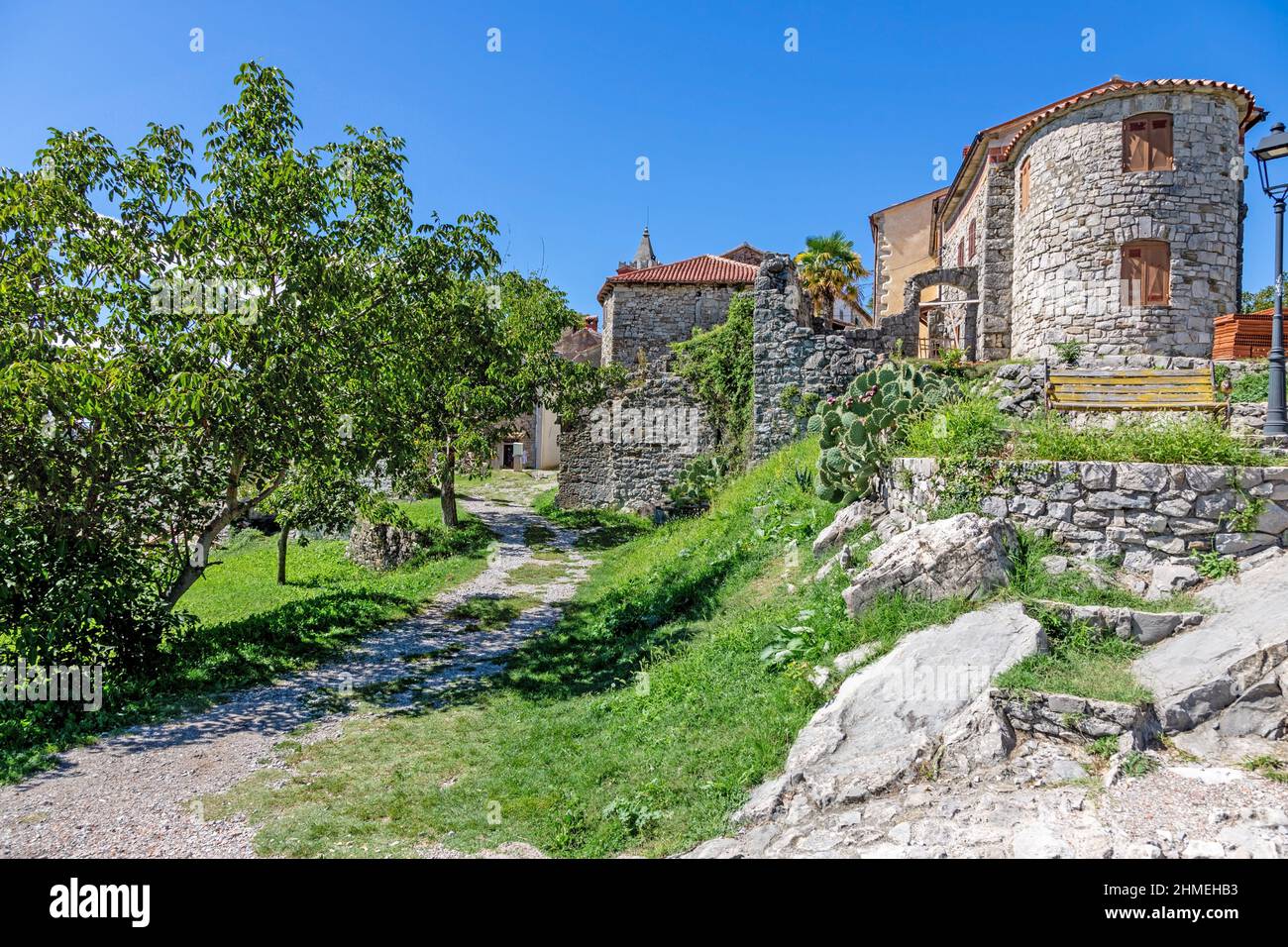 Scena stradale della storica città di Hum in Croazia durante il giorno Foto Stock