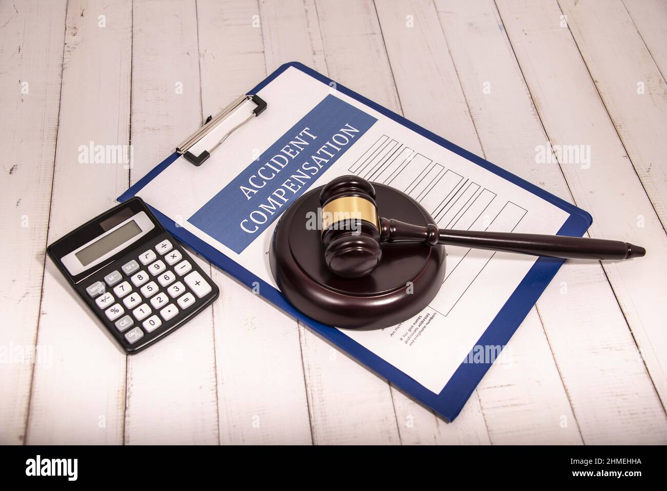 Compensazione e Gavel del giudice. Concessione di un risarcimento finanziario morale per danni causati. Servizi legali. Tutela dei diritti dei lavoratori. Aumento dei salari Foto Stock