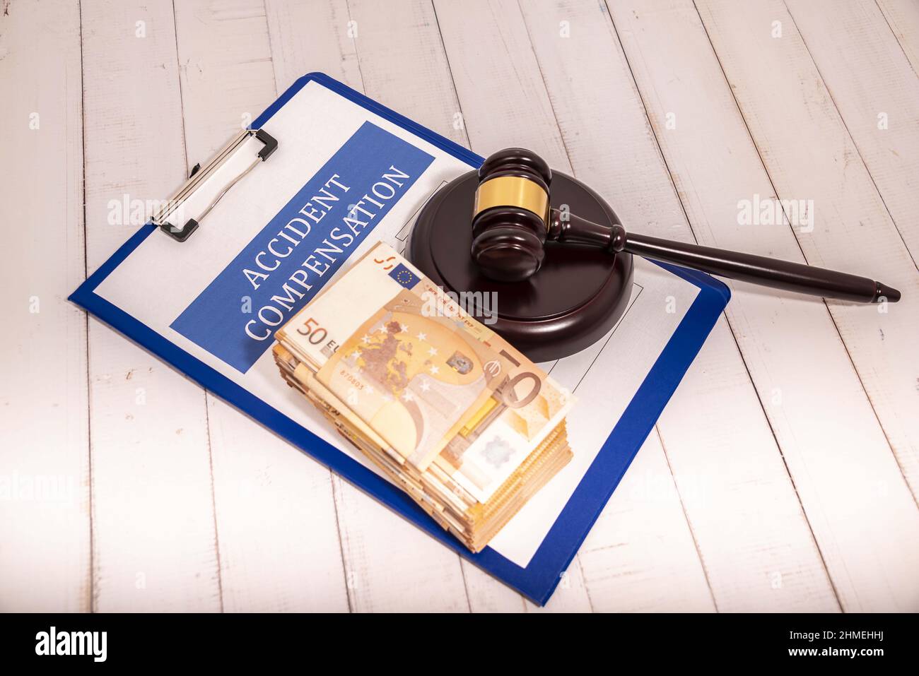 Compensazione e Gavel del giudice. Concessione di un risarcimento finanziario morale per danni causati. Servizi legali. Tutela dei diritti dei lavoratori. Aumento dei salari Foto Stock