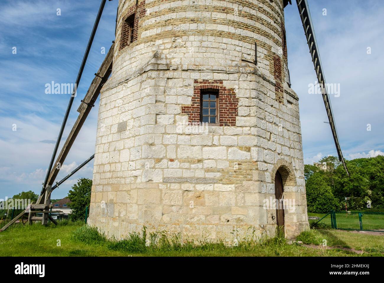 La montagne de Watten - le moulin de la montagne a été construit avec des materiaux en provenance de l'ancienne abbaye. Inscrit aux monumenti historiq Foto Stock