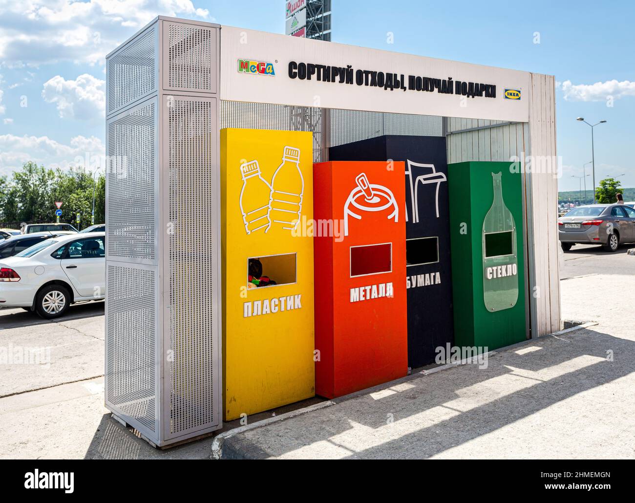 Samara, Russia - 22 giugno 2019: Contenitori separati per la raccolta dei rifiuti. Traduzione dal russo: Plastica, metallo, carta, vetro Foto Stock