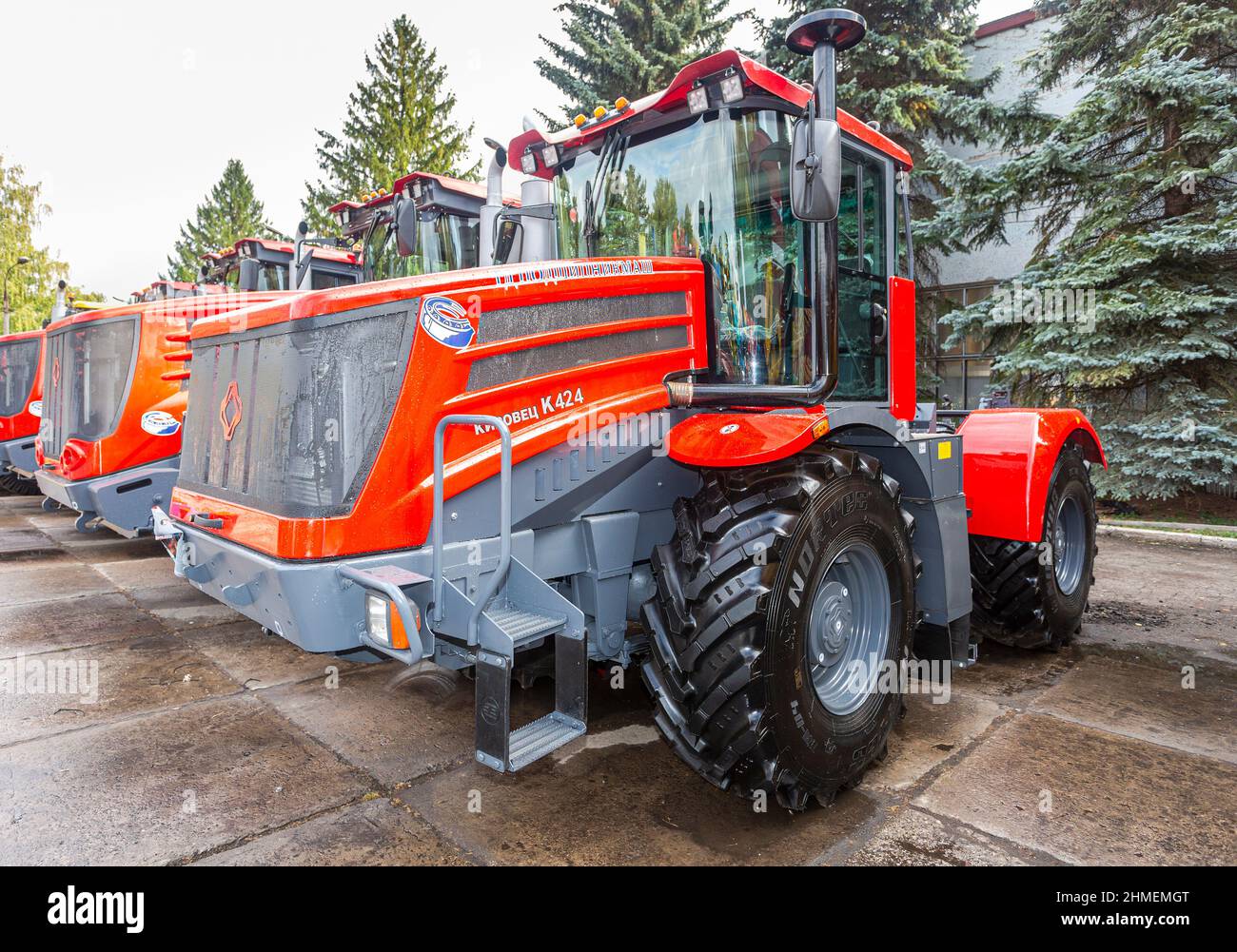 Samara, Russia - 15 settembre 2019: Trattore agricolo moderno Kirovets K424 esposto all'annuale mostra agro-industriale Volga Foto Stock