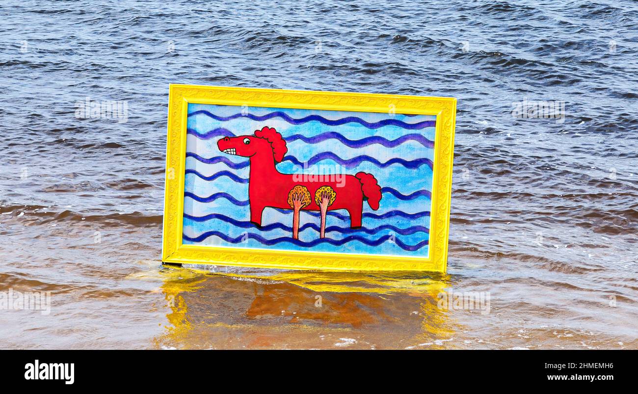 Samara, Russia - 2 giugno 2018: Composizione artistica 'il bagno di un Cavallo Rosso' sulla spiaggia del fiume Volga a Samara durante il festival del Volga Fest Foto Stock