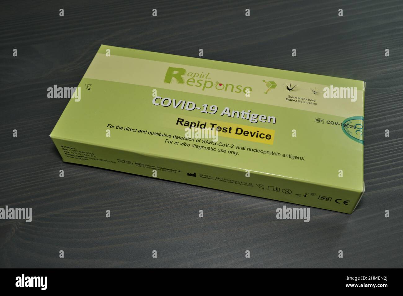 Ottawa, Ontario, Canada - 9 febbraio 2022: La scatola per un dispositivo di test rapido dell'antigene COVID-19 a risposta rapida si trova su un tavolo di legno. Foto Stock