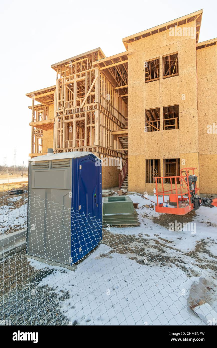 Inquadratura verticale di lavori di costruzione di nuovi complessi di appartamenti. Foto Stock