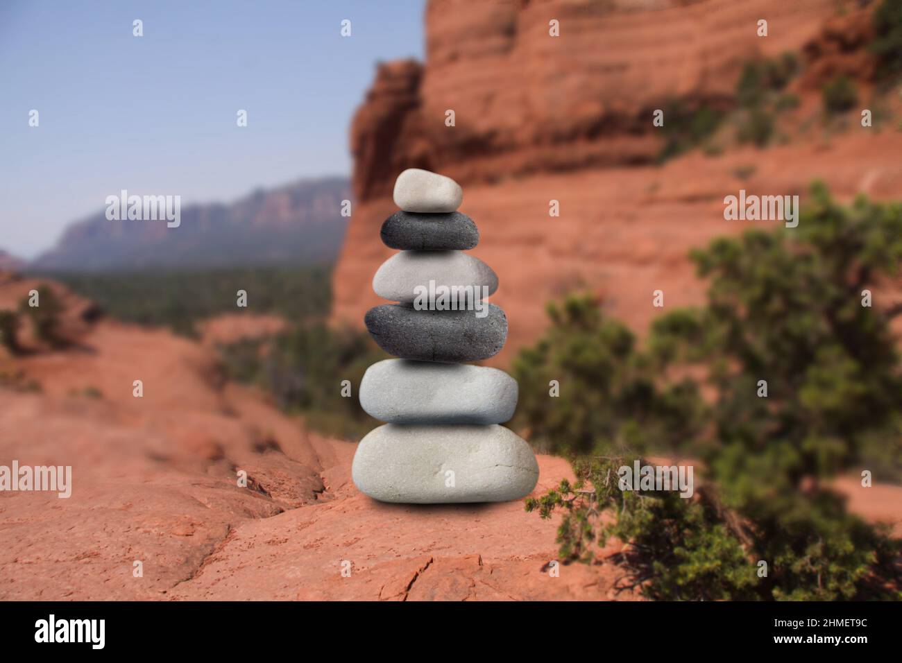 Pila di pietre equilibranti bianche e nere in natura paesaggio roccioso. Immagine ravvicinata con sfondo sfocato. Foto Stock
