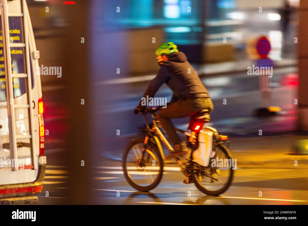 Cycliste sans gilet dans la Circulation routiere ciclista nel traffico senza la giacca di sicurezza Foto Stock