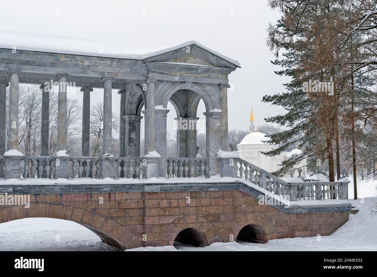 Tsarskoye Selo, San Pietroburgo, Russia – 24 febbraio 2021: Il Ponte di marmo nel Parco di Caterina in inverno. Foto Stock