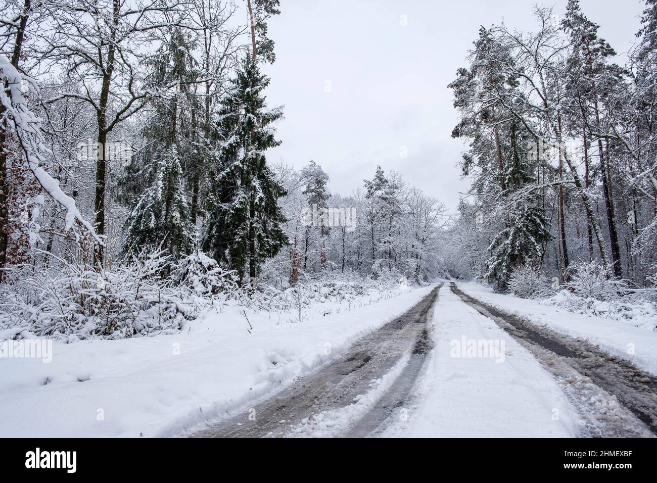 Neve lungo la rete stradale secondaria rotte secondarie non degagees la neige est sur les routes et sur le bitume Foto Stock