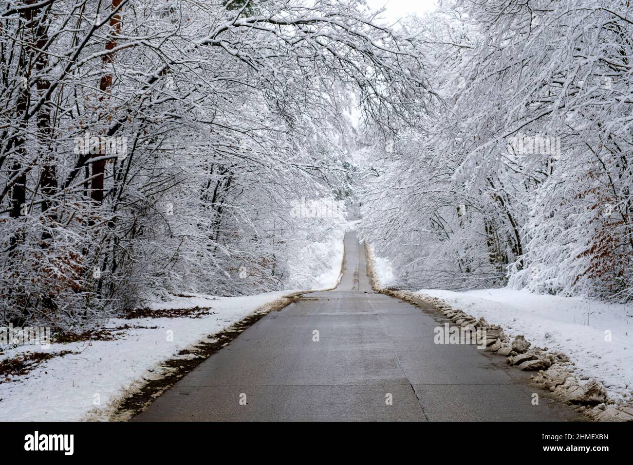 Neve lungo le strade rotte degagees la neige est sur le cote des routes Foto Stock