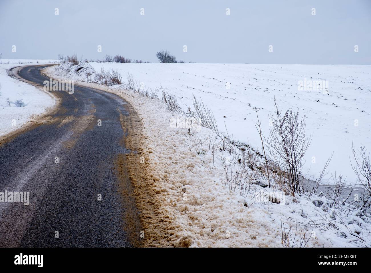 Neve lungo le strade rotte degagees la neige est sur le cote des routes Foto Stock