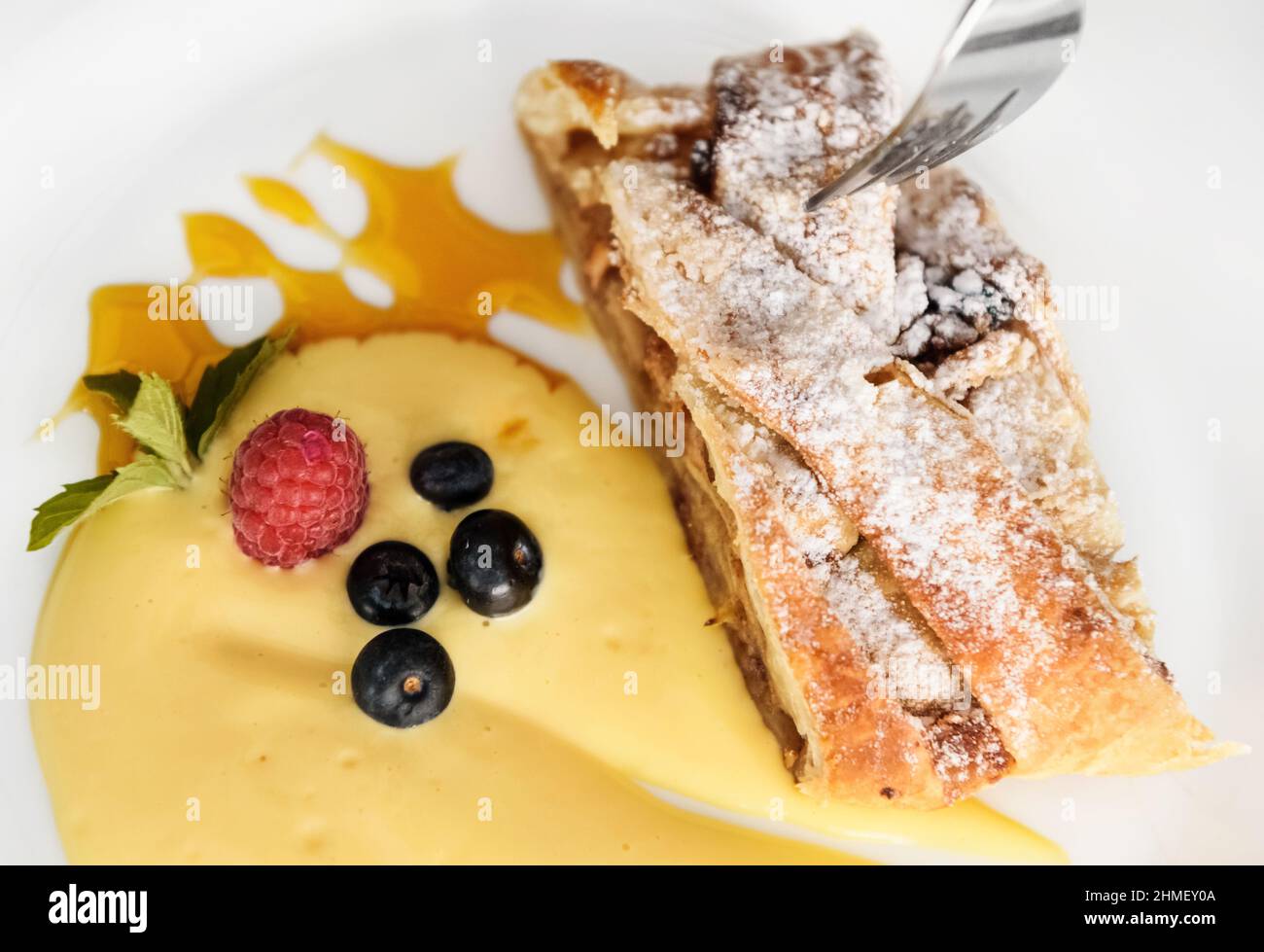 Strudel di mele con crema alla vaniglia Foto Stock