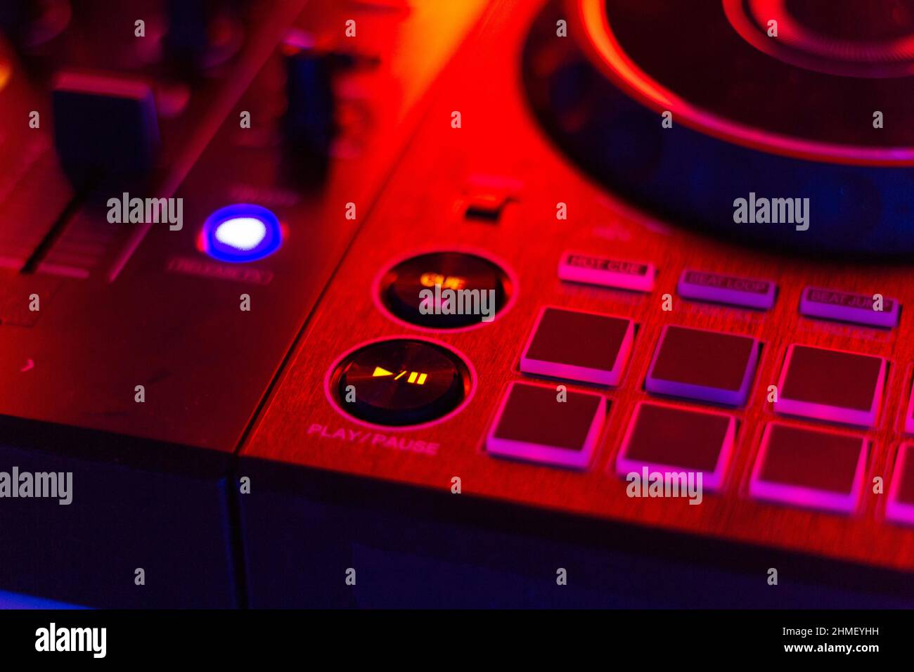 DJ mix audio studio tracce mixing pulsanti pad deck mixing frequenze console Foto Stock