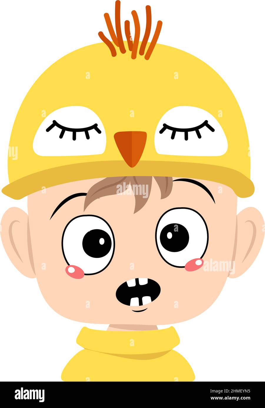 Ragazzo con grandi occhi ed emozioni panico, volto sorpreso, occhi scioccati in simpatico cappello di pollo giallo. Testa del bambino con espressione spaventata per Pasqua, Capodanno o costume per la festa. Illustrazione piatta vettoriale Illustrazione Vettoriale