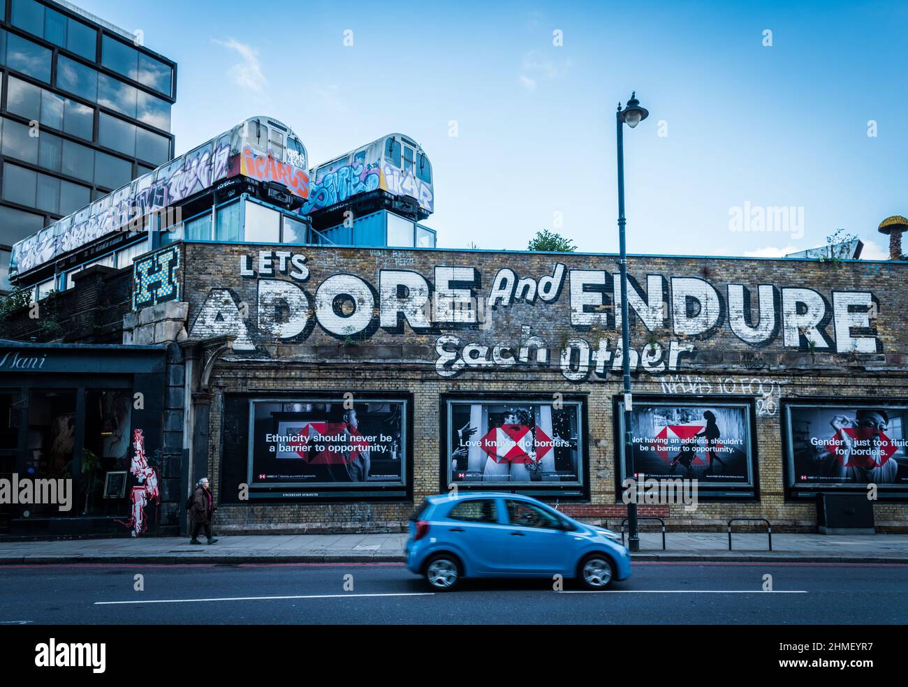 treni della metropolitana in disuso in cima a un edificio di shoreditch Foto Stock