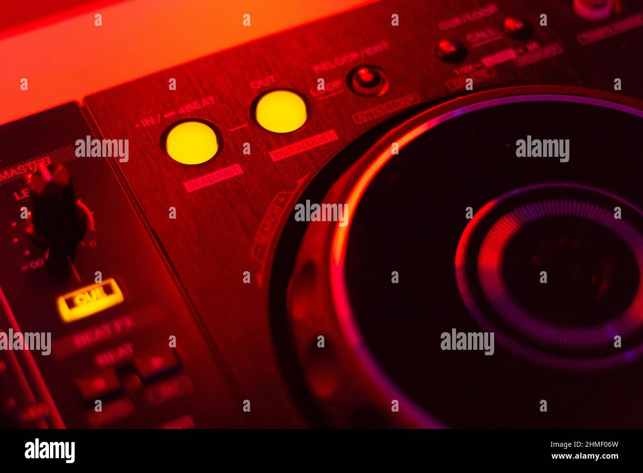 DJ mix audio studio tracce mixing pulsanti pad deck mixing frequenze console Foto Stock