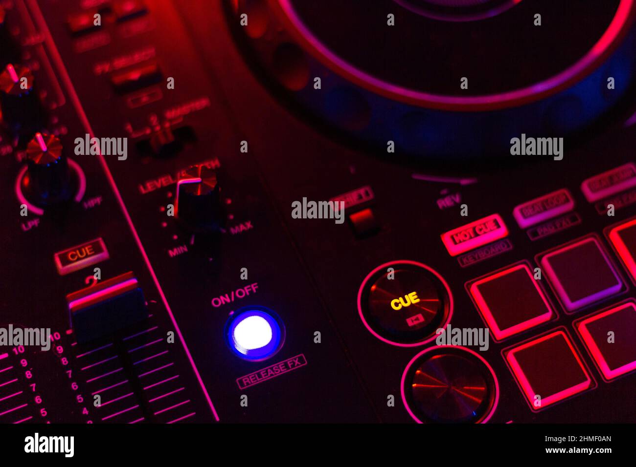 DJ mix audio studio tracce mixing pulsanti pad deck mixing frequenze console Foto Stock