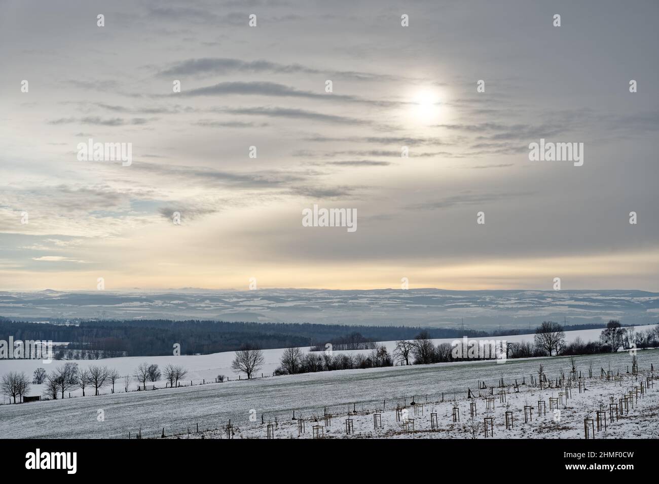 Vista panoramica sull'alta valle dell'Elba vicino a Dresda, il paesaggio è coperto di poca neve, nel cielo l'approccio di un fronte meteo può essere s Foto Stock