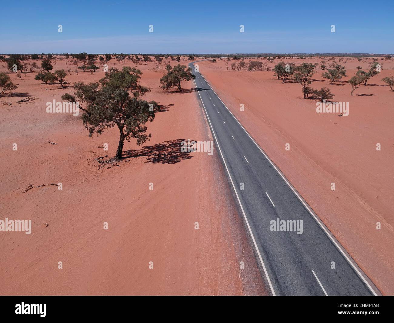 Arial vista della strada a sud da Broken Hill, New South Wales, Australia, passando attraverso una zona molto arida e arida. Foto Stock