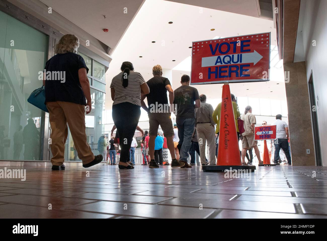 Austin, Texas USA 24 ottobre 2016: Gli elettori del Texas si levano in fila a un posto di voto nel centro commerciale di Highland durante le elezioni presidenziali del 2016. ©Bob Daemmrich Foto Stock