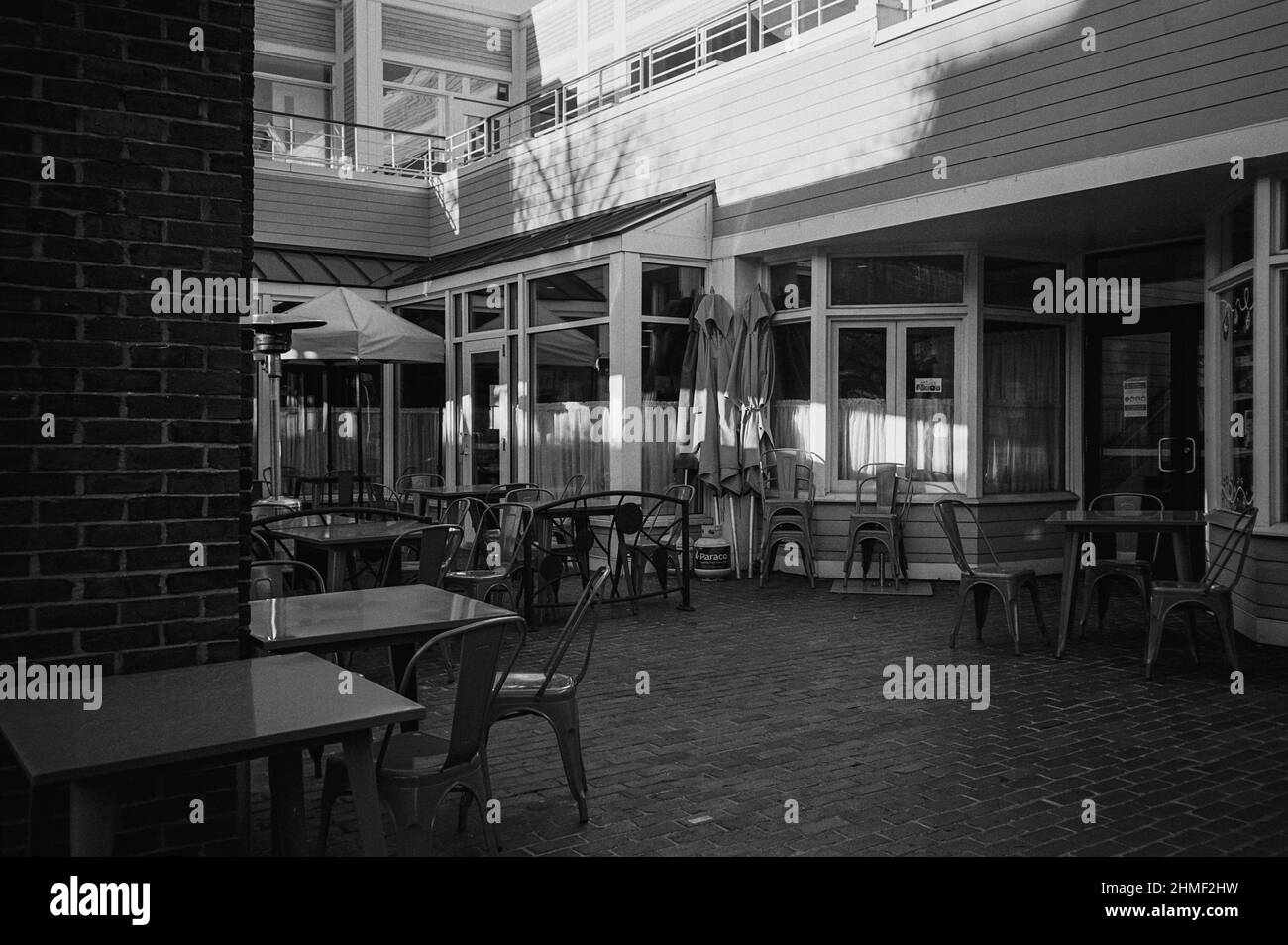 Un'area con posti a sedere all'aperto per il ristorante è vuota durante la bassa stagione del giorno d'autunno. Lexington, Massachusetts Foto Stock