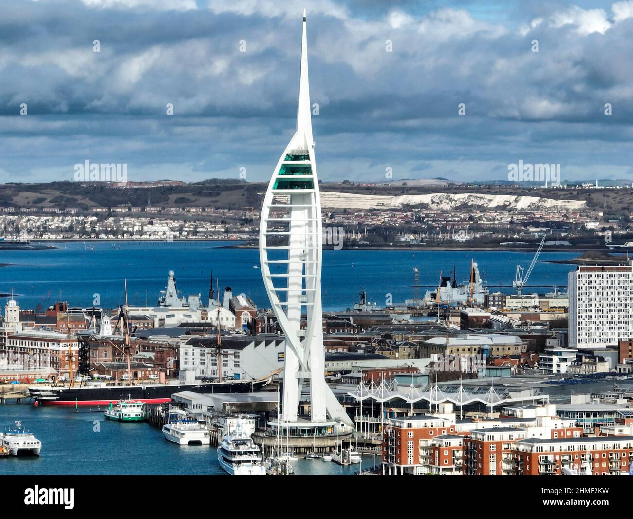 La Spinnaker Tower è una torre di osservazione di 170 metri a Portsmouth, Inghilterra. È il pezzo centrale della riqualificazione di Portsmouth. Foto Stock