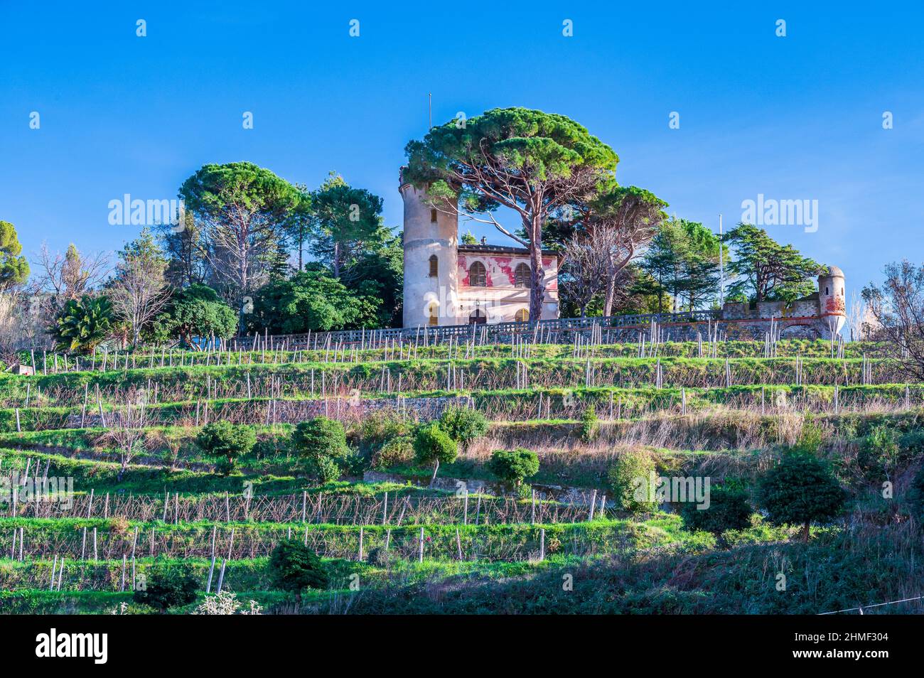 Antico castello sulla collina nel borgo marinaro di Moneglia sulla Riviera Italiana Foto Stock