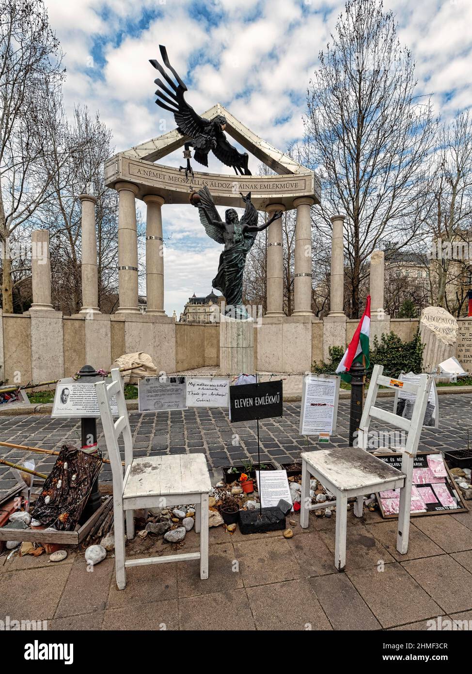 Due sedie vuote come simbolo di mancanza di dialogo, protesta azione in memoria dell'assassinio degli ebrei ungheresi, Piazza della libertà, Szabadsag ter, V. Foto Stock