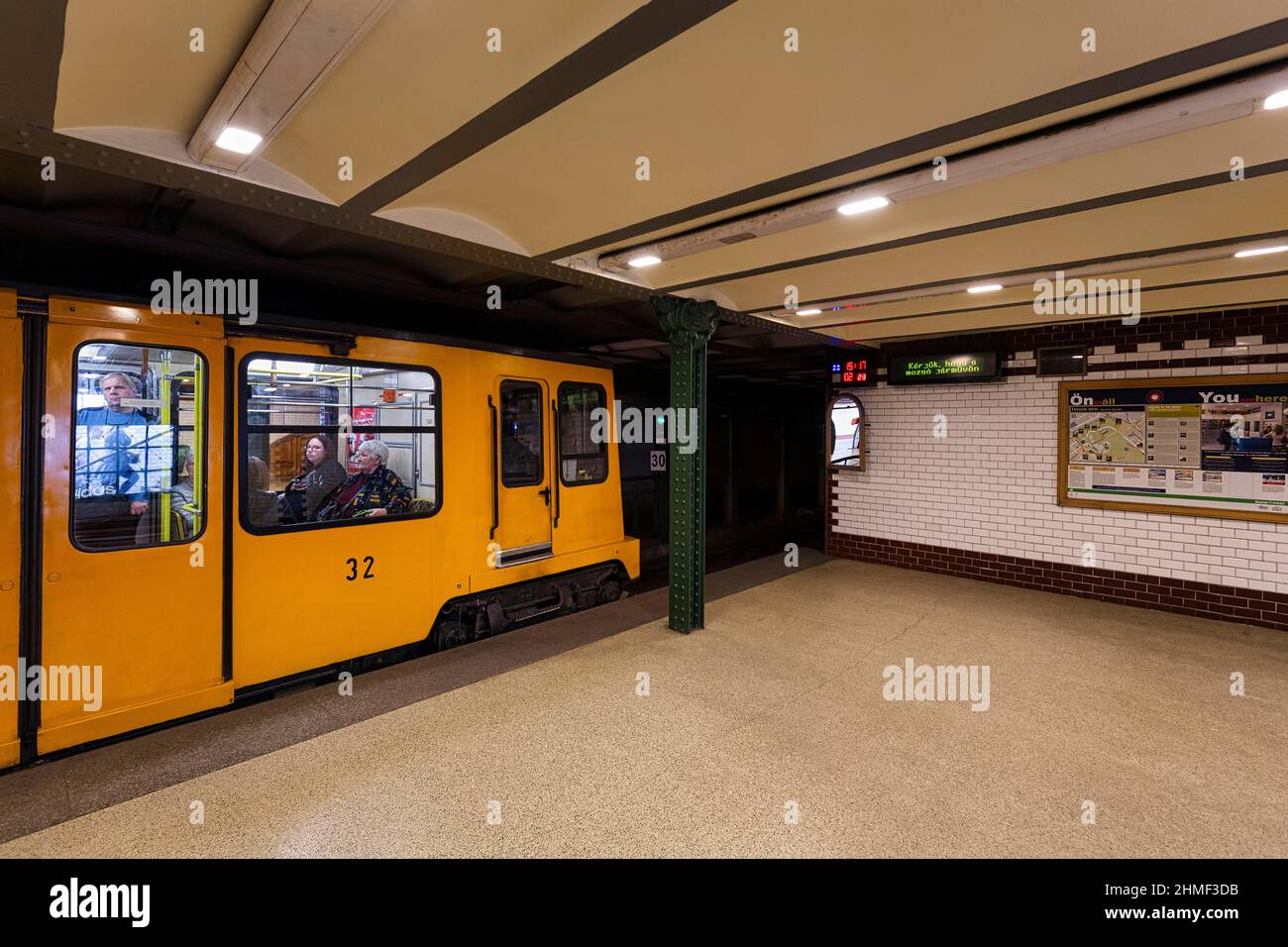 Metropolitana gialla, stazione della metropolitana Hosoek tere, linea della metropolitana M1, patrimonio dell'umanità dell'UNESCO, Budapest, Ungheria Foto Stock