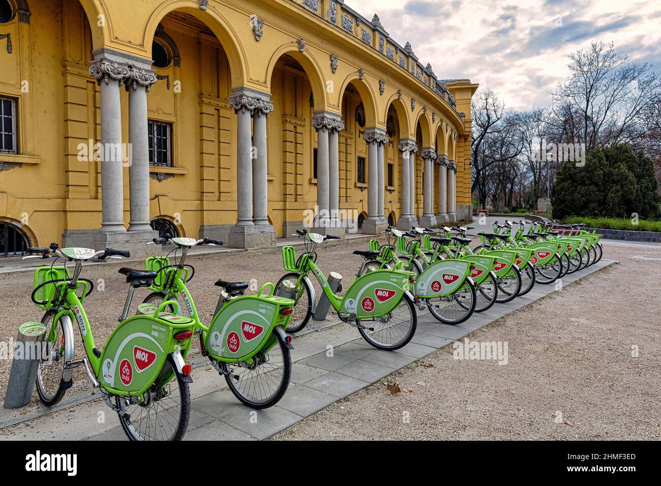 Noleggio bici verdi, stazione di biciclette a Szechenyi Spa, City Park, XIV  distretto, Pest, Budapest, Ungheria Foto stock - Alamy