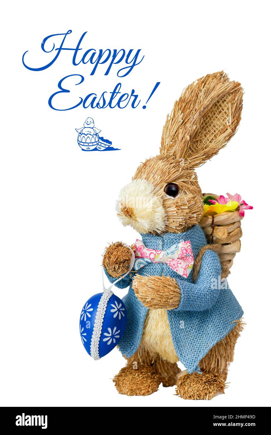 Coniglietto pasquale isolato fatto di paglia con sfondo bianco e augura buona Pasqua Foto Stock